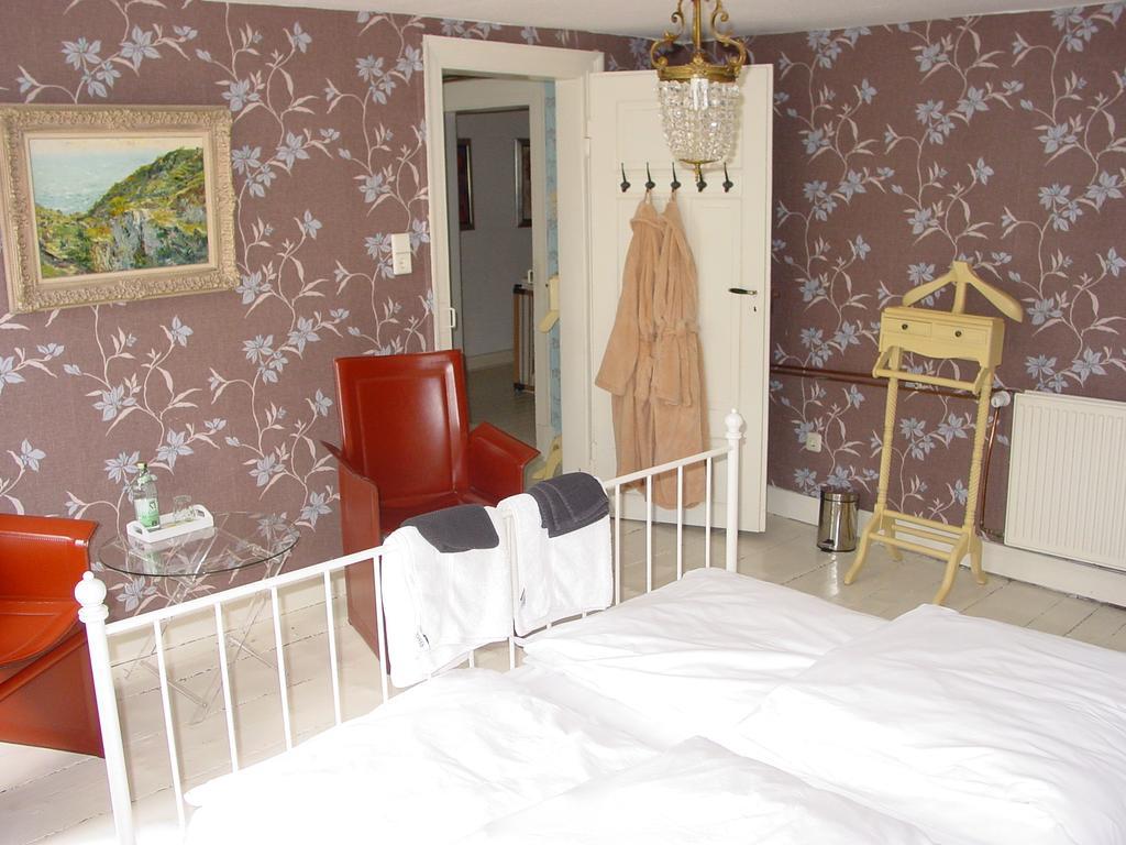 Robert'S Bed & Breakfast Helmarshausen Экстерьер фото