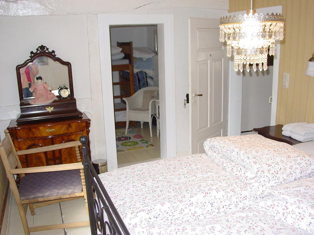 Robert'S Bed & Breakfast Helmarshausen Экстерьер фото