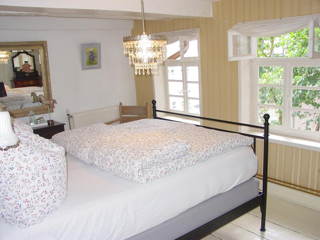 Robert'S Bed & Breakfast Helmarshausen Экстерьер фото