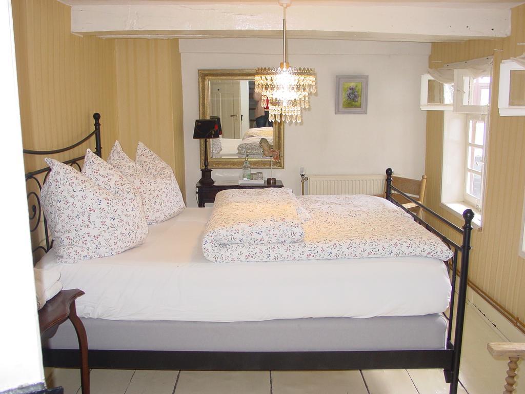 Robert'S Bed & Breakfast Helmarshausen Экстерьер фото